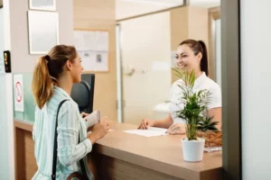 how to become a hospital receptionist