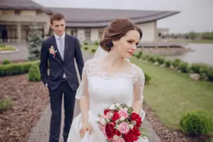 WHAT ARE THE CURRENT WEDDING LOOKS ALL ABOUT?