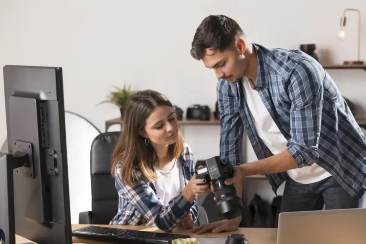 people-looking-together-photos-camera