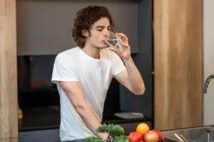 HOW MUCH WATER SHOULD YOU DRINK DAILY?